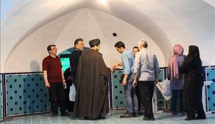 گفتگوی روحانیون شیعه با توریستهای خارجی در مسجد شیخ لطف الله | تصاویر