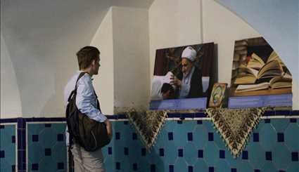 گفتگوی روحانیون شیعه با توریستهای خارجی در مسجد شیخ لطف الله | تصاویر