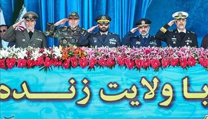 بالصور .. عرض عسكري كبير لمناسبة يوم الجيش الايراني - 2