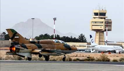 Fighter jets hold maneuver in Isfahan