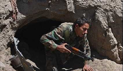 Deir Ezzur: Syrian Army Troops on Guard in Cemetery Region