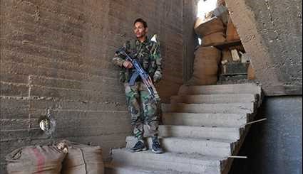 Deir Ezzur: Syrian Army Troops on Guard in Cemetery Region