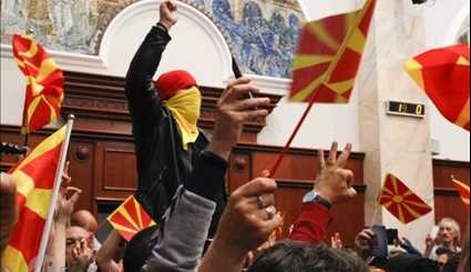 زد و خورد در پارلمان مقدونیه عکس