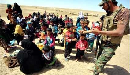 Iraqi Popular Forces Evacuate People of al-Hadar from Battle Zone