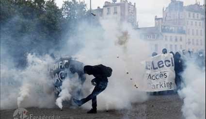 معارضون فرنسيون يحرقون رجال الشرطة