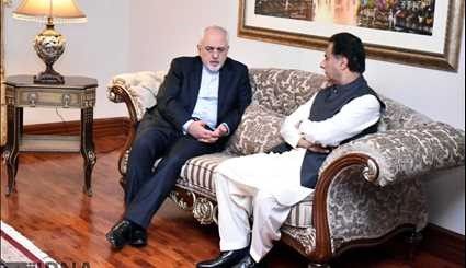 Zarif met with senior officials of Pakistan / Pictures