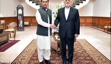 التقى ظريف مع كبار المسؤولين في باكستان