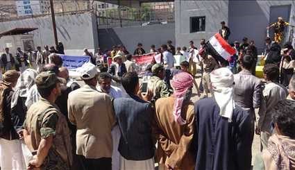 يمنيو محافظة تعز يحتجون امام مبنى الأمم المتحدة بصنعاء تنديدا بالعدوان السعودي على بلادهم