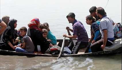 Iraqis Flee Mosul as Army Troops Battle ISIL