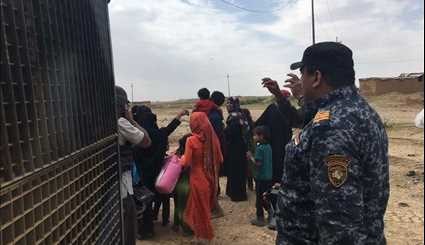 الشرطة الاتحادية العراقية تجلي العائلات بعد تحريرهم من 