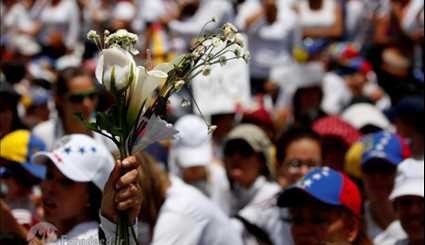 زنان ونزوئلایی با گل‌ رز به خیابان‌ها ریختند