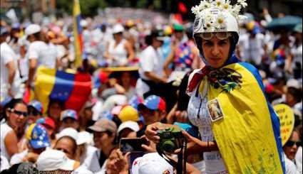 زنان ونزوئلایی با گل‌ رز به خیابان‌ها ریختند