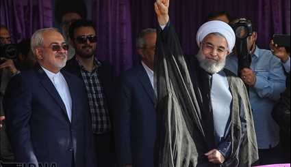 Rouhani visits supporters in Isfahan