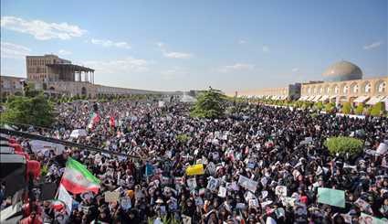 حشود غفيرة تستقبل المرشح ابراهيم رئيسي في أصفهان