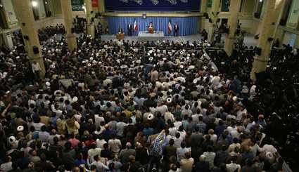 Leader receives Iranians on eve of election