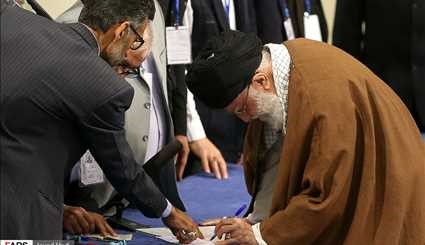 مشاركة قائد الثورة الاسلامية في الانتخابات الايرانية /صور