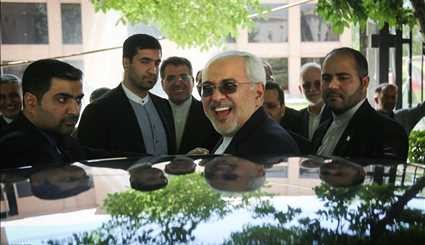 Zarif visits election committee for expatriates