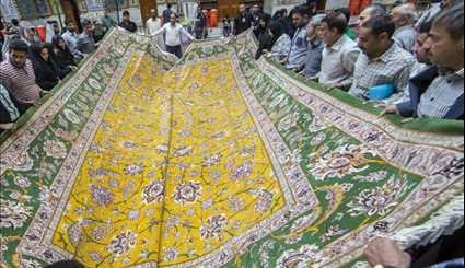 إيراني من أصفهان يهدي أثمن سجّادة لحرم أبي الفضل العباس (ع) في كربلاء المقدسة