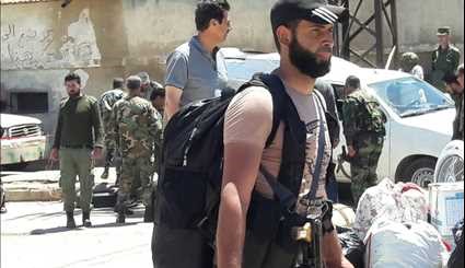 صور حديثة لخروج المسلحين من حي الوعر في مدينة حمص السورية