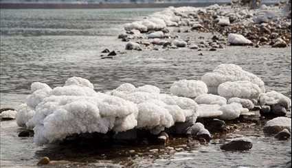 اشکال عجیب نمکی در شورترین دریاچه جهان