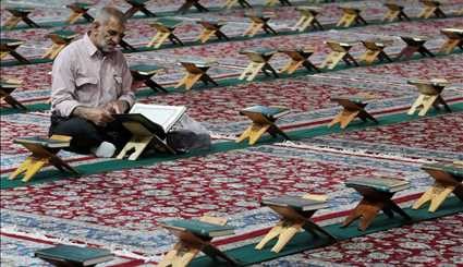 Reading the Quran in the razavi shrine