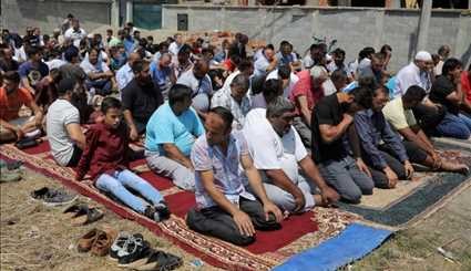 مجموعة من المصلين يقيمون الصلاة جانب مسجد تم هدمه في بلغراد