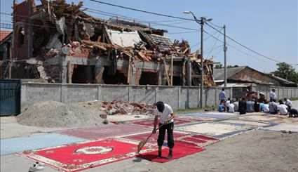 مجموعة من المصلين يقيمون الصلاة جانب مسجد تم هدمه في بلغراد