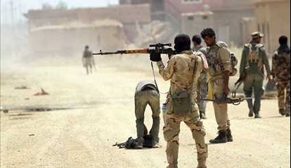 Iraqi Popular Forces Win back More Territories from ISIL at Border with Syria