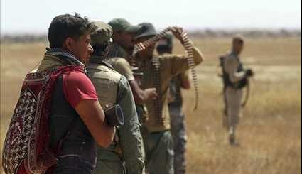 Iraqi Popular Forces Win back More Territories from ISIL at Border with Syria
