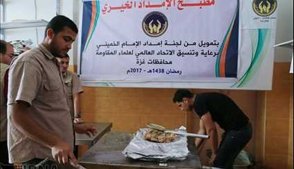 توزيع طعام الافطار على المقاتلين في غزة