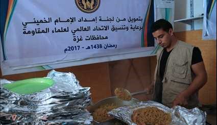 توزيع طعام الافطار على المقاتلين في غزة