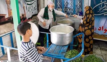 بالصور.. مائدة إفطار رمضانية كل يوم لتلاميذ المدارس في طهران