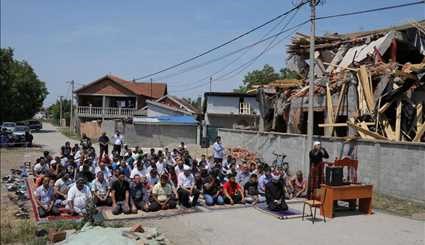 اقامه نماز در مقابل مسجد ویران شده بلگراد | تصاویر