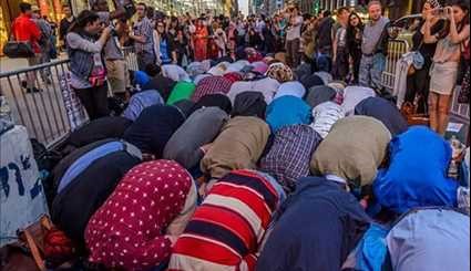المسلمون تجمع خارج برج ترامب للصلاة في الاحتجاج