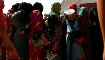 Displaced Syrians Waiting to Receive Food  in US Attacks on Raqqa