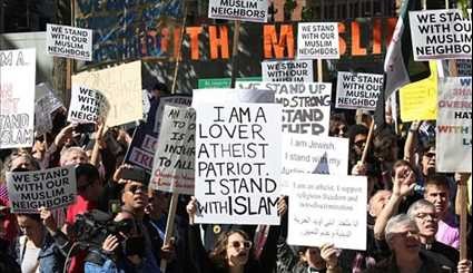Muslim Supporters Deliver Message of Peace to Anti-Muslim Protesters in NYC