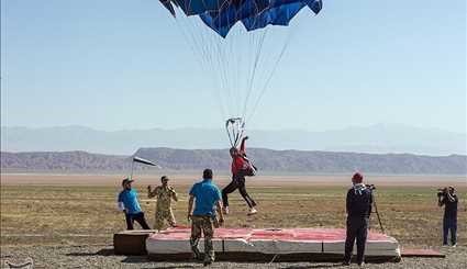 Qualifiers armed forces fall with a parachute on target