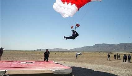 Qualifiers armed forces fall with a parachute on target