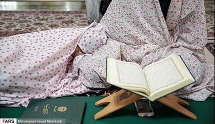 بالصور.. تلاوة القرآن الكريم في أيام رمضان عند مرقد الإمام الرضا (ع)