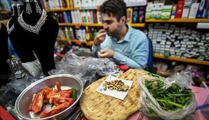 إفطار رمضاني لأصحاب المحال التجارية في أسواق مدينة رشت /صور