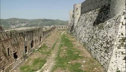 بالصور قلعة الحصن الاثرية في محافظة حمص السورية