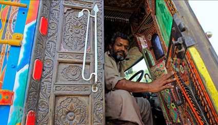 الرسم على الشاحنات في باكستان
