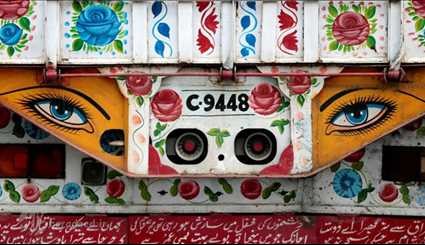 الرسم على الشاحنات في باكستان