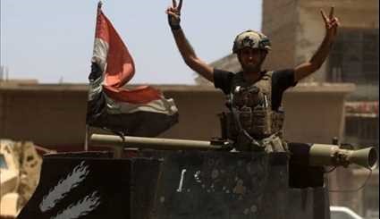 القوات العراقية تقوم بإجلاء المدنيين من مدينة الموصل القديمة التي دمرتها الحرب