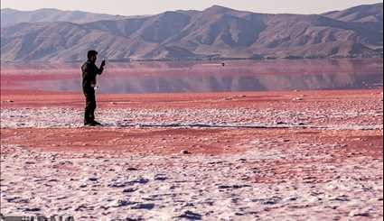 قرمز شدن ‌دریاچه مهارلو در شیراز