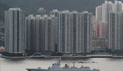 حاملة الطائرات الصينية في سواحل مدينة هونغ كونغ