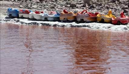 ثاني أكبر بحيرة مالحة في العالم تصبح حمراء