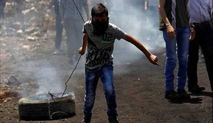 Palestinians Clash With Israeli Soldiers