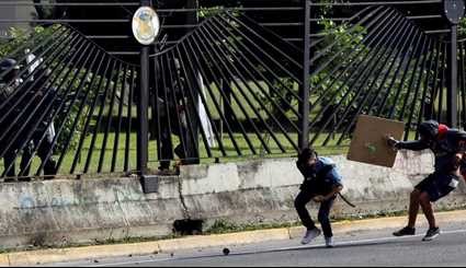 لحظة مقتل شاب معارض في کاراکاس