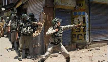 Kashmiri Protesters Clash with Indian Police, Paramilitary Troopers in Srinagar